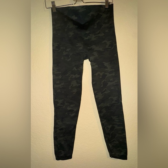 SPANX Black and Green Leggings Sleek Fit - Picture 1 of 2